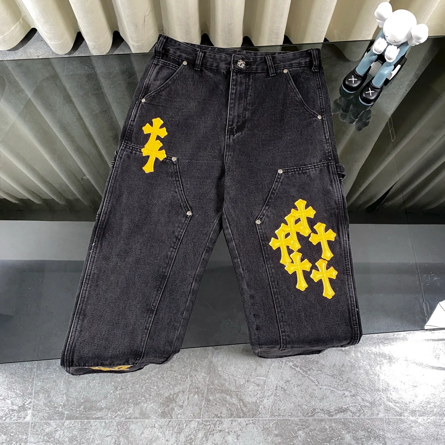 P270 CH Chromehearts yellow leather black denim overalls logging pants, price 34W level, patchwork cross pattern embellishment, washed jeans! ! An absolutely high-end luxury product, a 1.9W-level god-level single product, a super popular product, made by top heavy industry, a magic weapon that cannot be missed! [About Zangyin] This is an extremely luxurious fashion brand that can also be called the aristocracy of the high street. It has always been an exclusive brand for some hipsters or rich second generations. Compared with ordinary high streets, it is more luxurious and noble. Compared with luxury brands, it is more fashionable and individual. It has always been a brand that I have a special liking for. [Top heavy industry fashion design] Consistently high-street luxury style. Speaking of this style, the Zangyin family and GU family are definitely the leading representative brands. Especially the Zangyin family has really achieved a state-of-the-art effect in creating high-street style. The unique washed material is used to create this style. The color system is already quite eye-catching. After it is decorated with patchwork cross flowers, it cleverly highlights the charm of the brand. Secondly, this style uses classic The high-waist cutting design highlights the long legs and fashionable temperament of the upper body. The brand is highly recognizable and the slim fit configuration is more suitable for daily wear. It is a product that interprets personality, fashion, and specifications at a glance. This single product is enough to make any fan excited. It can be a white T-shirt for a youthful college style, or a tight suspender for a royal style. It has strong matching ability and can be easily controlled by men.  [Materials and craftsmanship] Needless to say, this point goes without saying. As an excellent craftsman brand, Zangyin’s requirements for details and craftsmanship are really perfect. The washed color of this model has gone through so many processes, not to mention the embellishment of denim appliques. It is also purely hand-made and sewn. Just like what they believe in, only hand-made things have soul and have the meaning of wear. A top-notch heavy-duty fashionable denim item, I look forward to your perfect interpretation! !  Color: black Size: 30-36